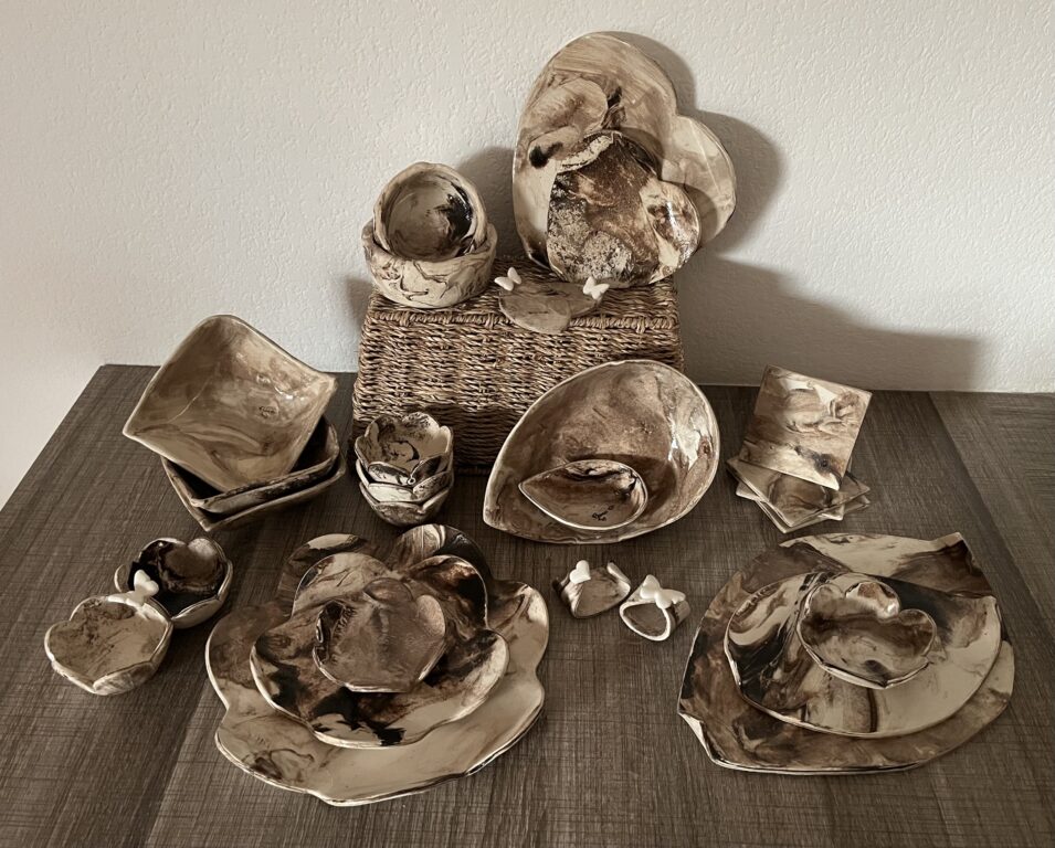 Présentation de la collection Art de la Table : Pièces en céramique en terre mêlée stracciatella