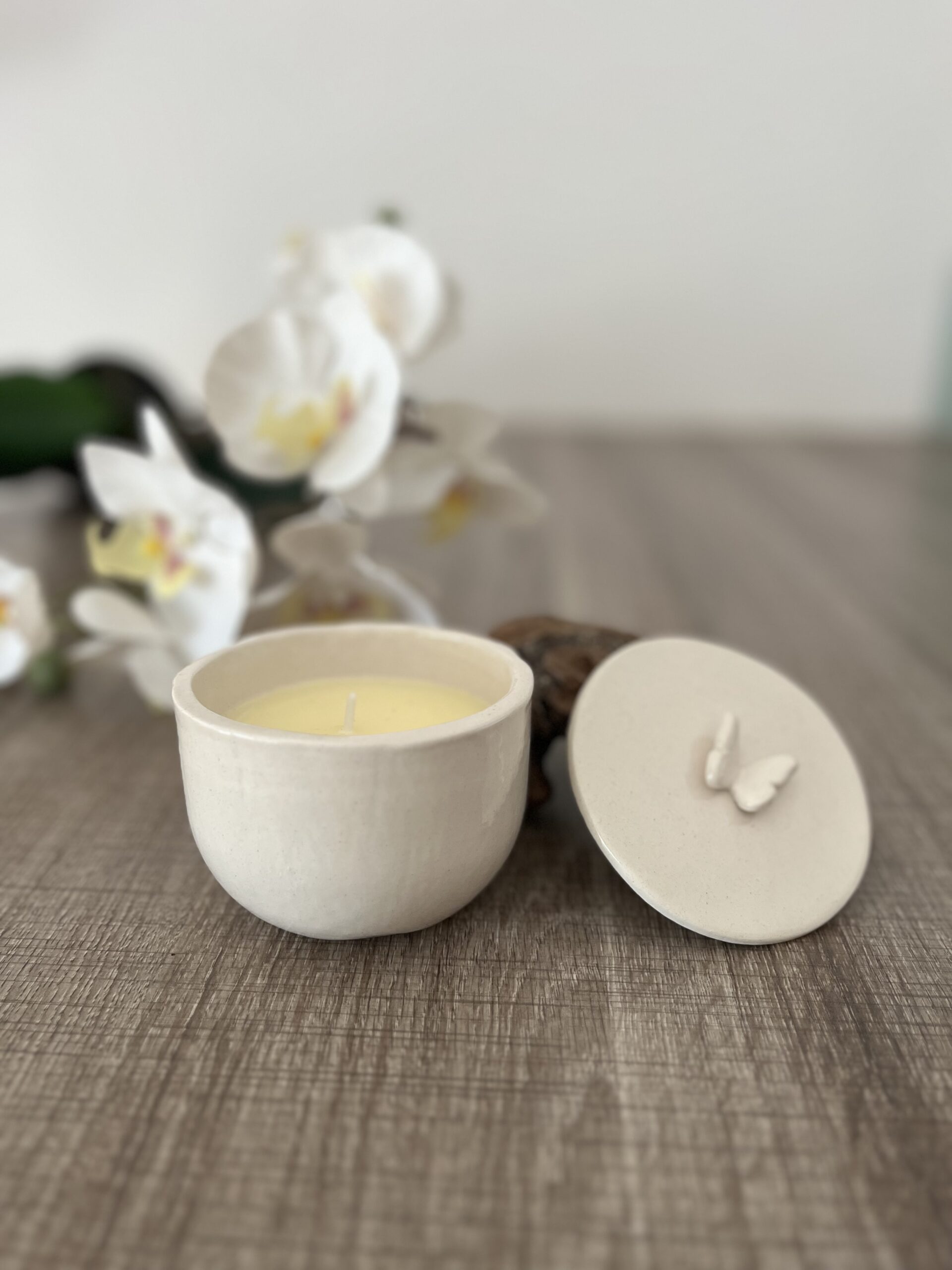 Bougie de massage dans son écrin en faience écru et son couvercle orné d'un papillon