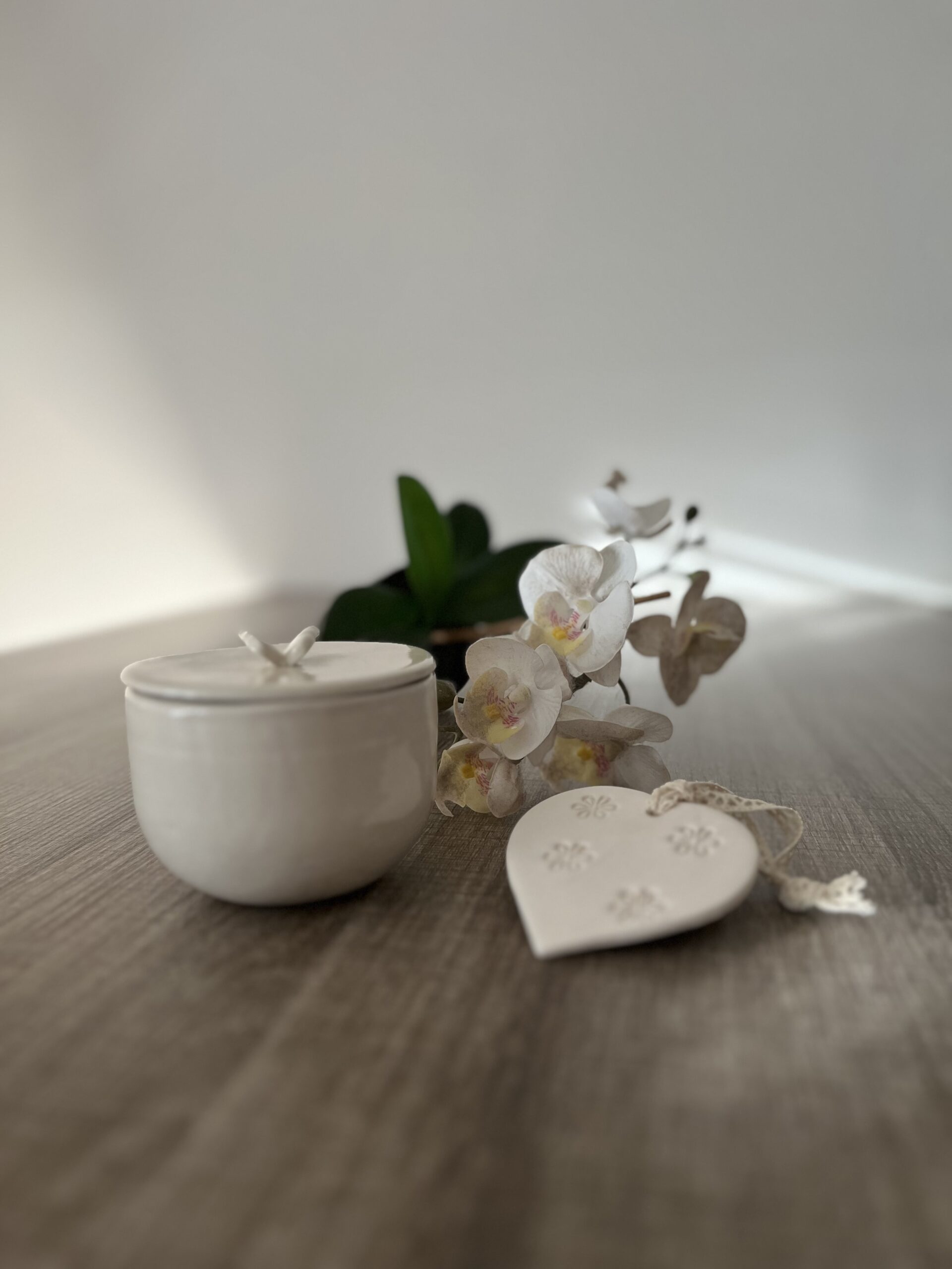 1 bougie de massage en faïence écru et 1 coeur à parfumer en faïence écru