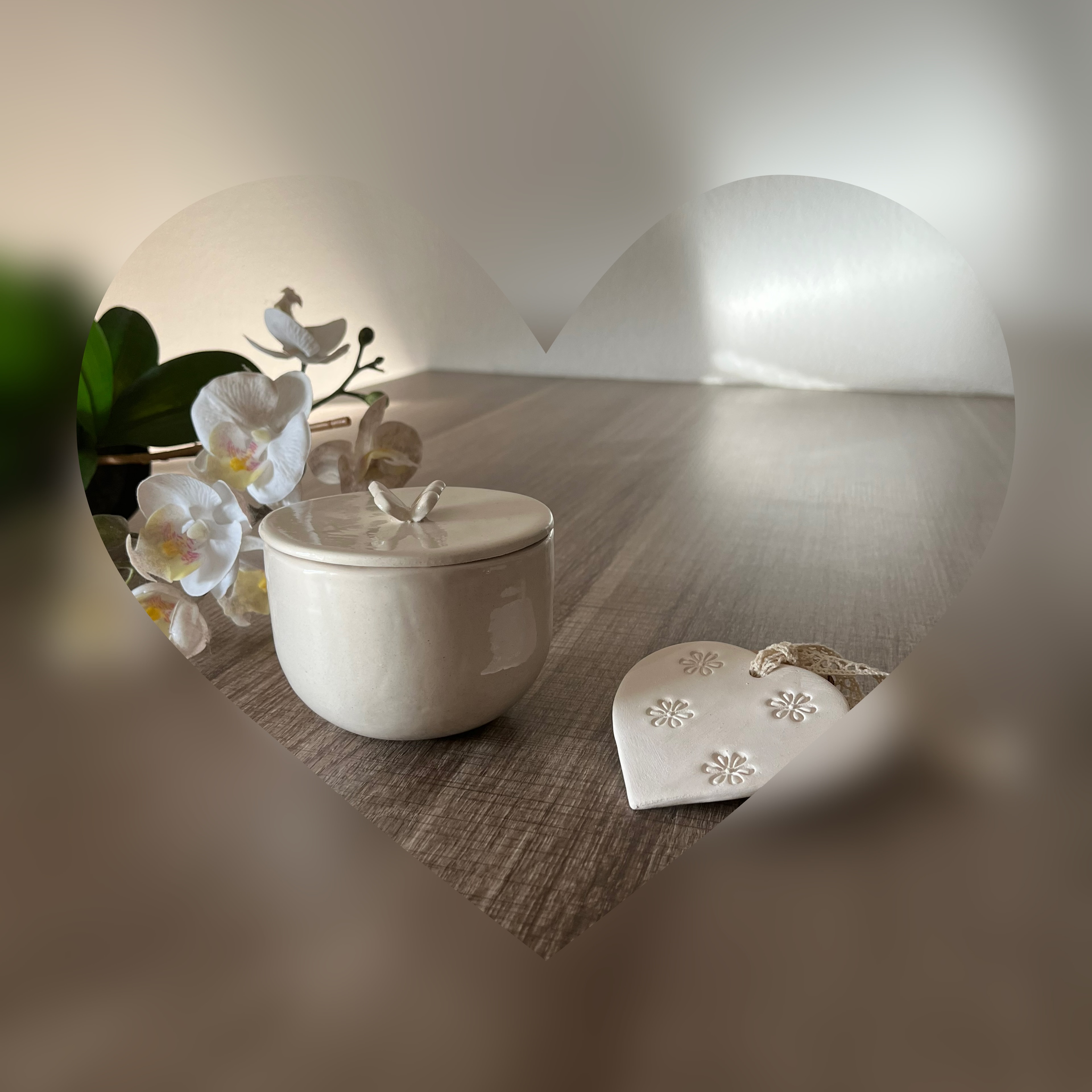 1 bougie de massage en faïence écru et 1 coeur à parfumer en faïence écru