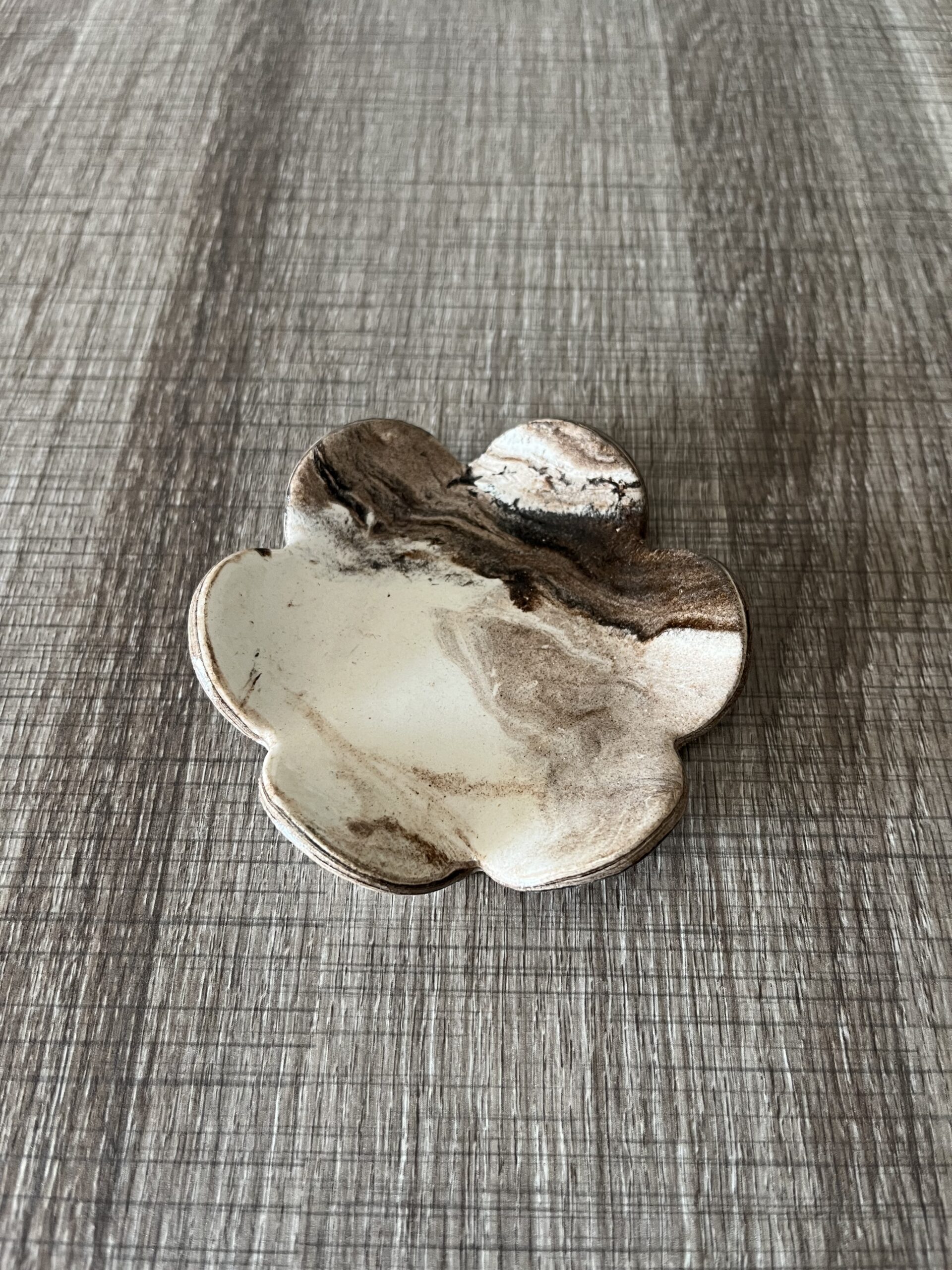 Coupelle fleur en faience stracciatella
