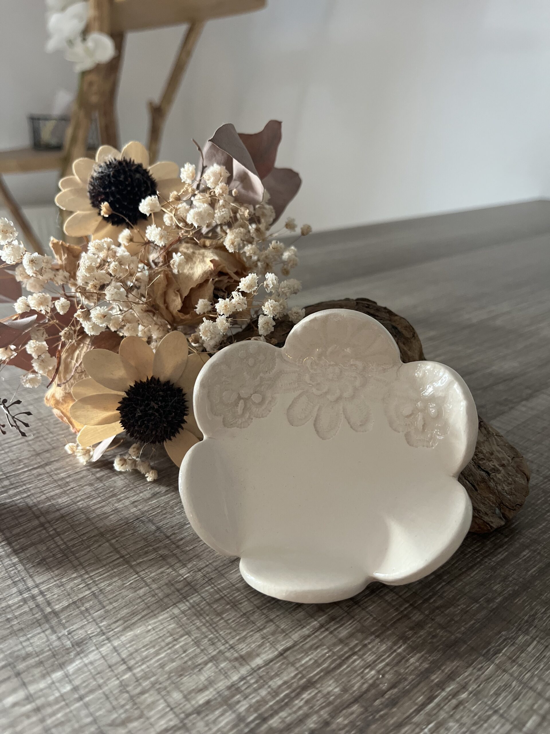 Coupelle fleur en faience écru ornée de dentelle
