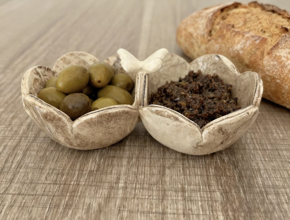 Duo fleur stracciatella rempli d'olives et tapenade et une miche de pain