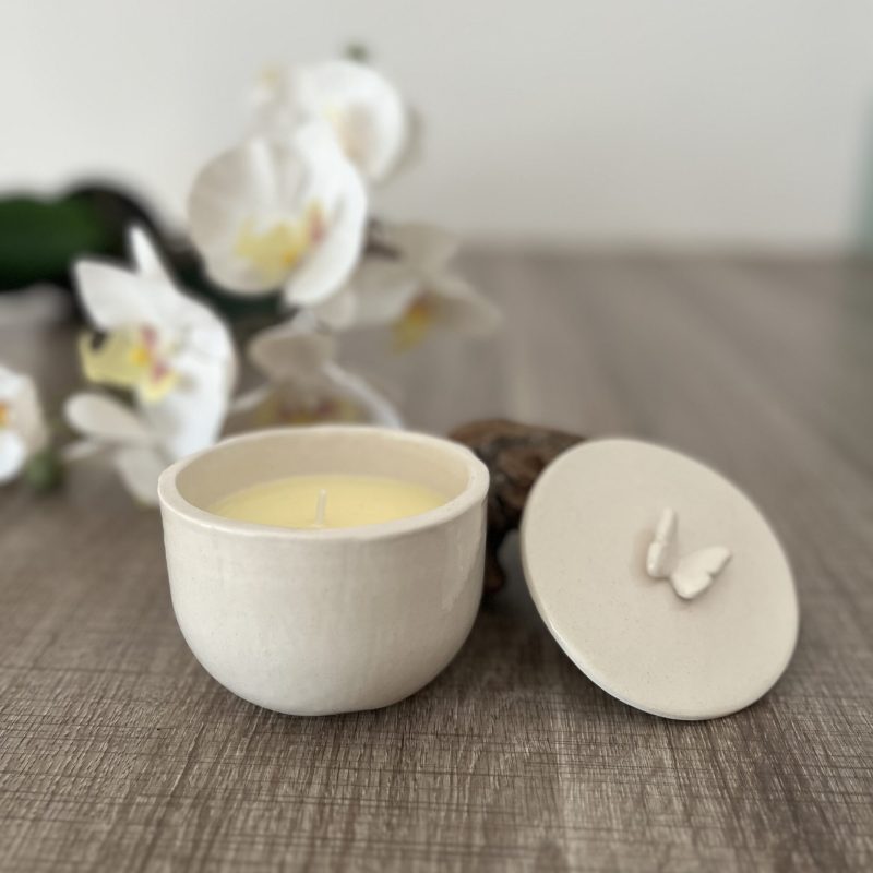 Bougie de massage dans son écrin en faience écru et son couvercle orné d'un papillon