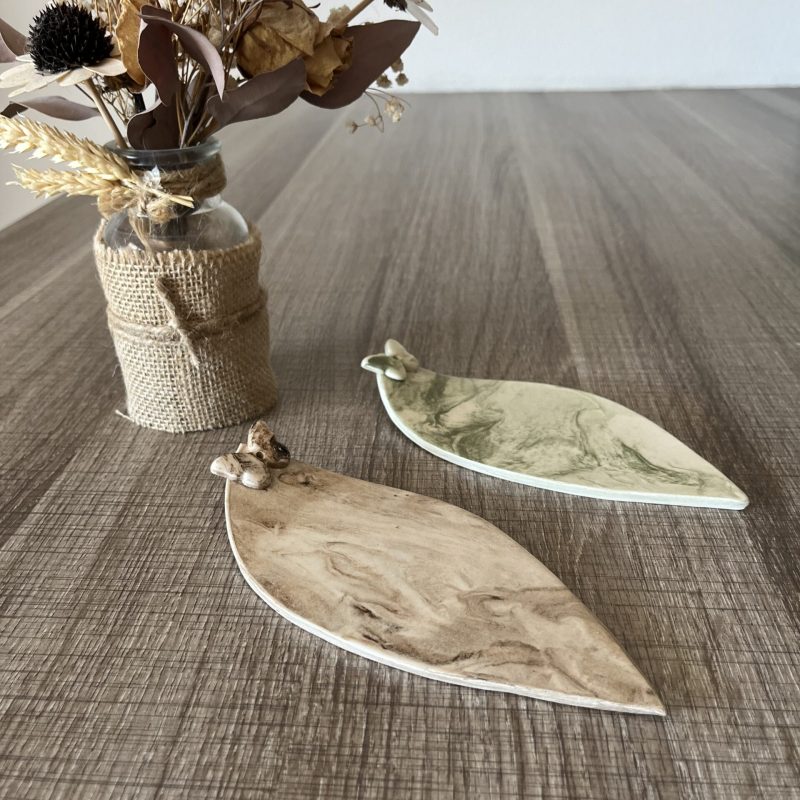 porte encens en forme de feuille orné d'un papillon en terre mêlée stracciatella ou végétal par gana