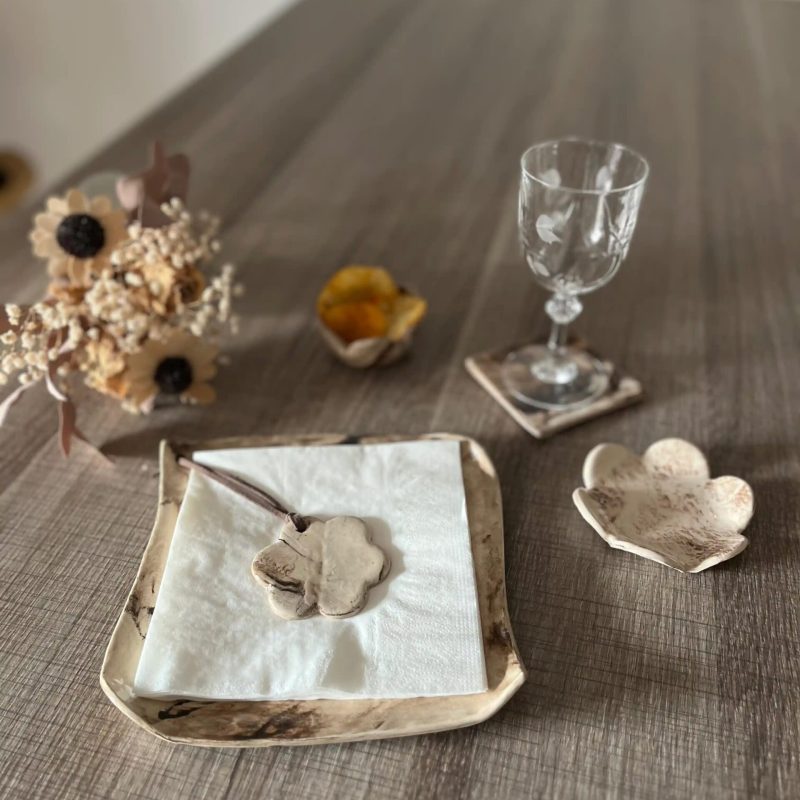 porte serviettes fleur en faience stracciatella